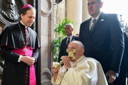 Francisco entra a la catedral de San Esteban, última parada de su viaje apostólico a Hungría, en la que se dirigió a sacerdotes, religiosos, catequistas y obispos húngaros para abordar los principales retos de la Iglesia en el país y en Occidente.