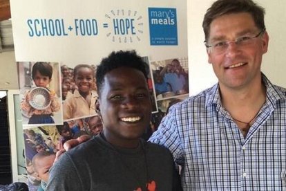 Magnus, fundador de Mary's Meals, con un joven haitiano, antiguo beneficiado, hoy colaborador.