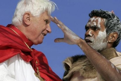 Un ritual aborigen de bienvenida recibe a Benedicto XVI en Australia en la JMJ de 2008 , el Papa reflexiona sobre las religiones tribales