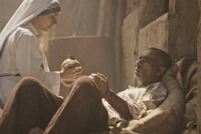 Una escena recrea una joven Madre Teresa cuando empieza a atender pobres y moribundos