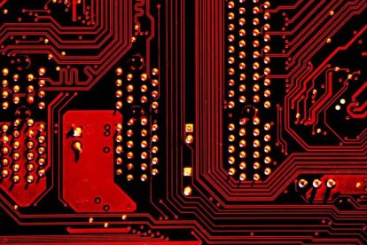 Son la razón y la ciencia las que deben frenar el tsunami de las bioideologías, el transhumanismo y los usos ilícitos de la inteligencia artificial. Foto: Michael Dziedzic / Unsplash.