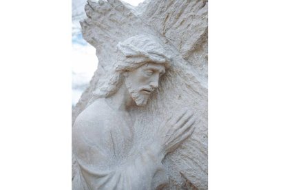 Incomprensiblemente, los seguidores del Cristo Redentor sentimos complejo de inferioridad ante la 'superioridad moral'... de quienes Le niegan. Foto (contextual): Wesley Tingey / Unsplash.