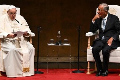 El Papa Francisco, con el presidente portugués Rebello de Sousa, ante las autoridades y diplomáticos en Lisboa