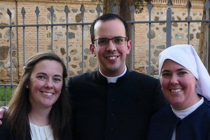 Los hermanos Mora han entregado su vida a Dios desde tres vocaciones distintas. Algo que se iba a ir gestando desde su propia infancia (en la foto, de izquierda a derecha: Ana, Javier y María).