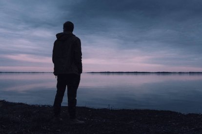 'Caminaba cabizbajo intentando disimular sus lágrimas cada vez que se cruzaba con algún senderista. No tenía odio, no alzó el puño al Cielo. Sólo un dolor infinito'. Foto: Lukas Rychvalsky / Unsplash.