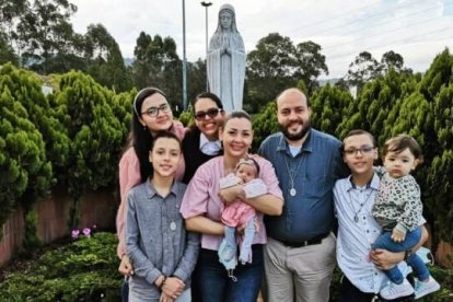 Gustavo González y Marisol Sánchez, con sus hijos, viven hoy agradecidos a Dios y a la labor de un buen ginecólogo que quería enmendar sus errores y ayudar a otros a hacerlo.