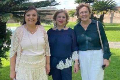 Las embajadoras ante la Santa Sede de Panamá, Ecuador y Uruguay, en la foto, impulsaron un rosario por la paz con sus colegas en el Vaticano