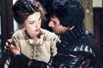 Los protagonistas de 'Los novios', Renzo (Stefano Scandaletti) y Lucia (Michela Macalli), en la película para televisión dirigida en 2004 por Alessandra Archibugi.