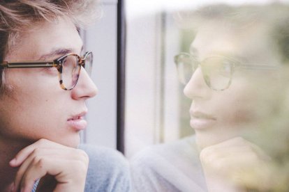 Nos miramos al espejo y descubrimos nuestra propia singularidad y unicidad, algo inexplicable por el materialismo. Foto: Laurenz Kleinheider / Unsplash.
