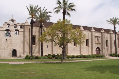 La misión angelina fue fundada en 1771 por San Junípero Serra y sus hermanos franciscanos, y fue construida por y para los indígenas Tongva. La ceremonia de inauguración contó con cantos y oraciones en la lengua nativa de este pueblo.