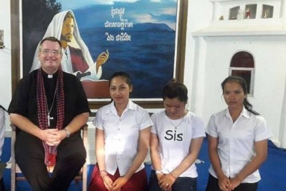 El obispo Schmitthaeusler, que pastorea a los católicos de la capital camboyana, con alumnas de escuela salesiana