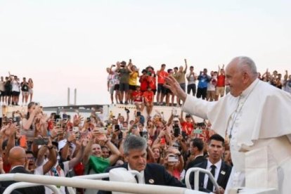 Un millón y medio de personas adoraron al Santísimo acompañados por el Papa Francisco, tras su llamado a transmitir "el sentido de la vida" a los demás y ser "raíces" que reflejen "una alegría que no es pasajera".