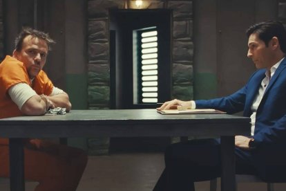 El doctor James Martin (Jordan Belfi, a la derecha) y el recluso por asesinato Edward Wayne Brady (Sean Patrick Flanery), en su teológico duelo dialéctico.
