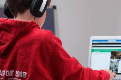 En Suecia y otros países empiezan a dar marcha atrás en la digitaliación de la enseñanza, ante los evidentes peores resultados que ofrece respecto al libro, el papel y la escritura. Foto: Compare fibre / Unsplash.