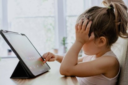 Los niños acceden a su primer móvil a los 12 años de media, una edad muy relacionada con la de acceso a la pornografía, 11 años. ¿Qué medidas poner al respecto? (Foto: Unsplash/Kelly Sikkema).