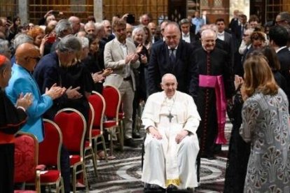 Francisco llega en silla de ruedas al encuentro con artistas en la Capilla Sixtina