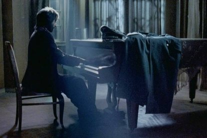 La célebre escena de 'El pianista' en la que Wladyslaw Szpilman (interpretado por Adrien Brody) toca a Chopin ante Hosenfeld para demostrar la verdad de su profesión.