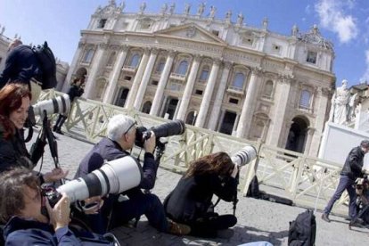 Periodistas en el Vaticano - el Papa anima a los periodistas a hacer un trabajo de escucha y reflexión