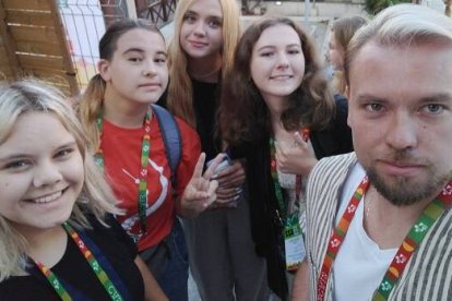 Los peregrinos católicos rusos a la JMJ se hacen un selfie en Lisboa como el de tantos otros jóvenes