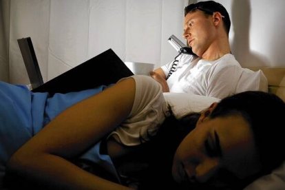 El trabajoadicto se lleva el trabajo a la casa, a la cama, a las horas dedicadas a dormir o a la familia