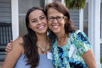 La casa de la maternidad cuenta con ocho habitaciones donde las madres pueden quedarse durante el embarazo y hasta un año después del nacimiento de sus bebés. Hasta ahora, 13 niños han nacido en ese hogar (foto: Claire junto a su madre).