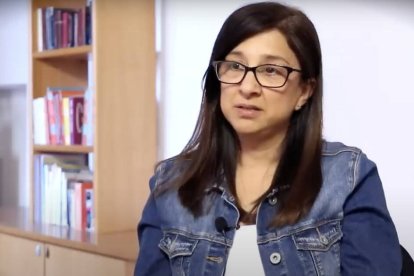 Los padres de Mariana Caminos eran exiliados políticos argentinos que vivían en Ibiza (España). En la isla, la joven pasaría del ateísmo más fuerte... al encuentro personal con "un Dios desconocido".
