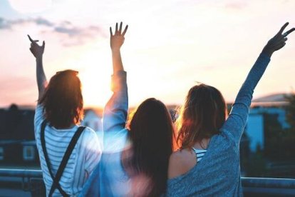 Amistades fraternas, no sexualizadas, y una visión trascendente de Dios y el amor pueden llenar el corazón de la mujer