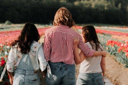 Transmitir la fe a los hijos en esta época no es fácil ni delegable... los padres han de hablarles regularmente del tema