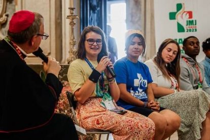 El obispo Barron, de Winona, con jóvenes en la JMJ de Lisboa