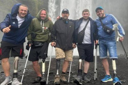 "Antes de ir tenía un dolor de cabeza terrible, estaba muy preocupado. Visité las fuentes del santuario y el problema desapareció", afirma Oleksandr, el primero por la izquierda en la foto.