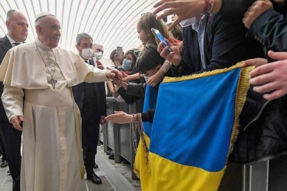 Las palabras de Francisco sobre la guerra en Ucrania han suscitado críticas de ambos bandos en alguna ocasión, pero no ha cedido al empuje de ninguno de ellos. Aunque siempre recordando los sufrimientos del pueblo ucraniano y rezando por él.