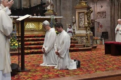 Ettore y Antonio en su ordenación como diáconos permanentes; ambos son padres de familias numerosas y de acogida