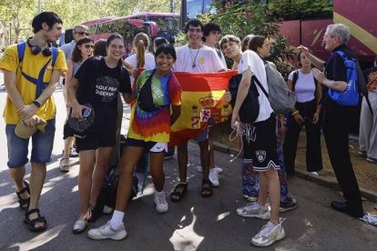 Jóvenes católicos se disponen a salir de Barcelona a la JMj de Lisboa, con el obispo auxiliar Xavier Vilanova