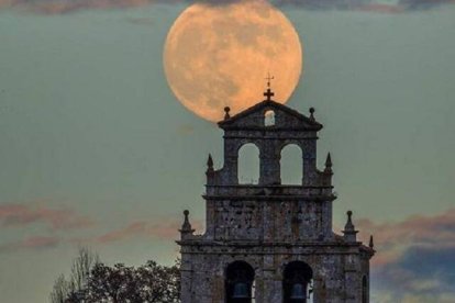 La luna con la espadaña de la iglesia de Masa, Burgos - foto de VerPueblos.com
