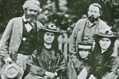 Marx y sus hijas, con su amigo Engels. Dos de las hijas de Marx que aparecen en la foto, Laura y Eleanor, revolucionarias y feministas, se suicidaron en la edad adulta, ya muerto su padre.