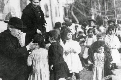 El sacerdote Andrés Manjón y Manjón con niños pobres, para ellos creó las Escuelas Ave María