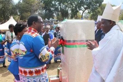 El presidente de Malaui, Lazarus Chakwera, y su esposa saludan al nuevo obispo de Zomba, Alfred Chaima.