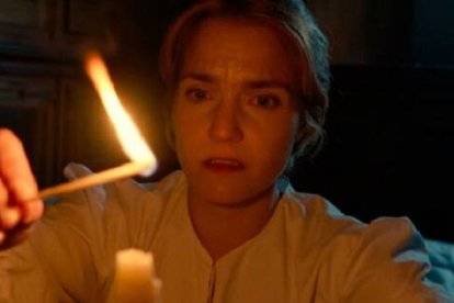 Santa Vicenta María enciende una vela angustiada pensando en la vocación que Dios le pide, en la película La Sirvienta