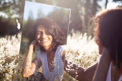 El orgullo es hermético y se basta a sí mismo hasta lo demoníaco; la vanidad es exhibicionista, necesita verse reflejada en otros, como en un espejo. Foto (contextual):  Caroline Veronez / Unsplash.