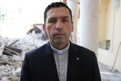 Nacido en Alemania en una familia de inmigrantes musulmanes, su padre había sido pescador, y su madre, ama de casa. Siendo muy joven regresó a su tierra natal, estudió y se licenció en Administración Pública.