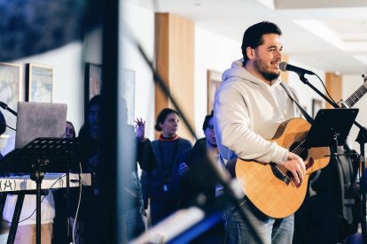 De familia católica, pero alejado de la Iglesia en su adolescencia, Javier Portela buscaba un sentido para su vida. Lo que nunca sospechó es que la mejor ayuda en esa búsqueda la tendría en la mesa de al lado.