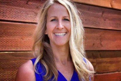 Kim Zember se liberó de sus dependencias emocionales y de la esclavitud del pecado cuando dejó que Dios entrara plenamente en su vida. Foto: Twitter.