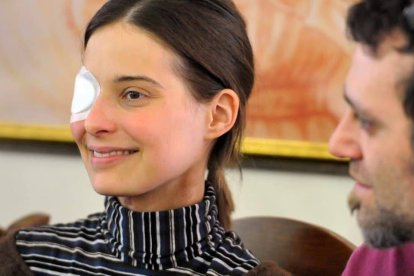 Chiara Corbella Petrillo, con su marido en primer plano. La joven murió por un cáncer que no quiso tratarse hasta dar a luz para no perjudicar a su hijo.