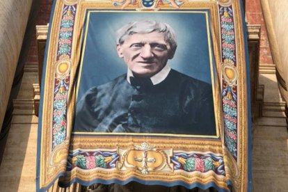 Imagen del cardenal John Henry Newman desplegada en el balcón de San Pedro durante la ceremonia de canonización del 13 de octubre de 2019.