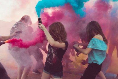 Los adolescentes son confundidos hoy con ideologías que les confunden sobre su propia realidad e identidad, en un proceso de auténtica corrupción de menores. Foto: Patrick Buck / Unsplash.