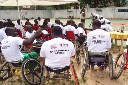 Personas mutiladas por munición de racimo en África en un acto reivindicativo contra esta munición en 2021