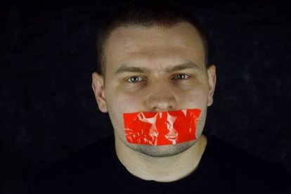 Según YouTube, las cicatrices de cirugías trans son muestras de "violencia" solo si se muestran en canales contrarios al lobby de género: si lo hacen sus seguidores, la censura no afecta.