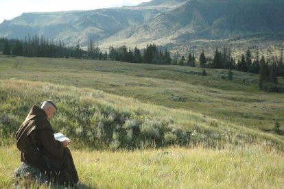 El sacerdote David Abernethy, director de