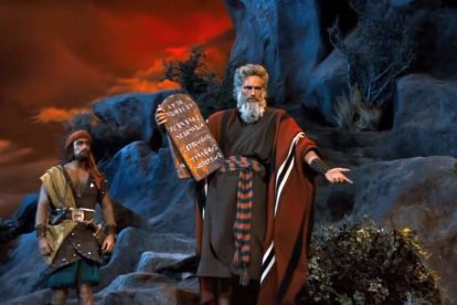 Moisés (Charlton Heston) con las tablas de la ley en 'Los Diez Mandamientos' (1956) de Cecil B. DeMille.