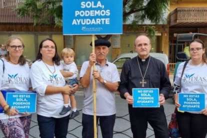 El obispo Munilla (en la imagen, rezando en una campaña de 40 Días por la Vida), acudirá al II Congreso Nacional que esta organización celebra los próximos 16 y 17 de septiembre en Madrid.